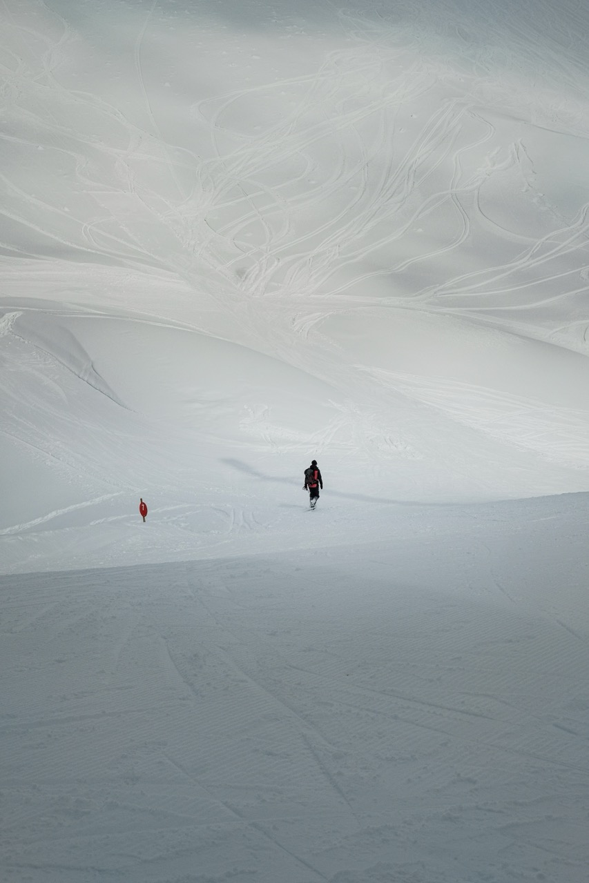 Soledad — snowboarder in vast snowy landscape